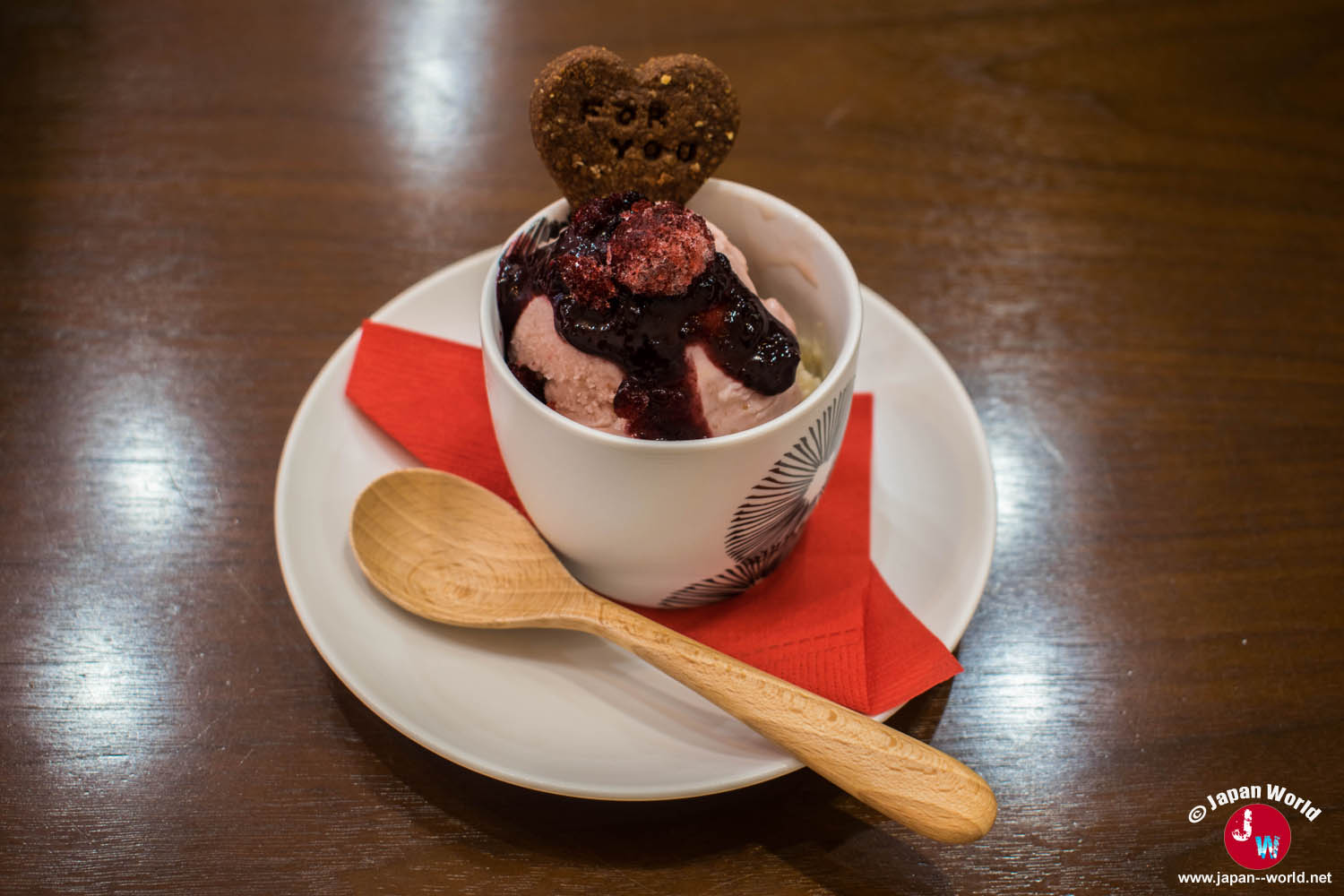Glace aux fruits rouges garnie d'un coulis et d'un biscuit en forme de cœur au RotaCafe