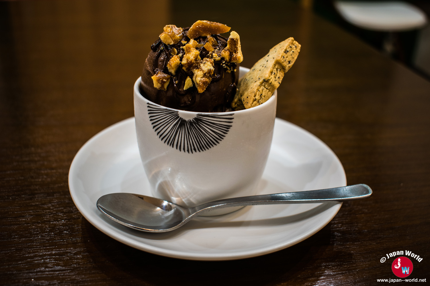Coupe glacée au chocolat garnie de noix et accompagnée d'un biscuit au RotaCafe
