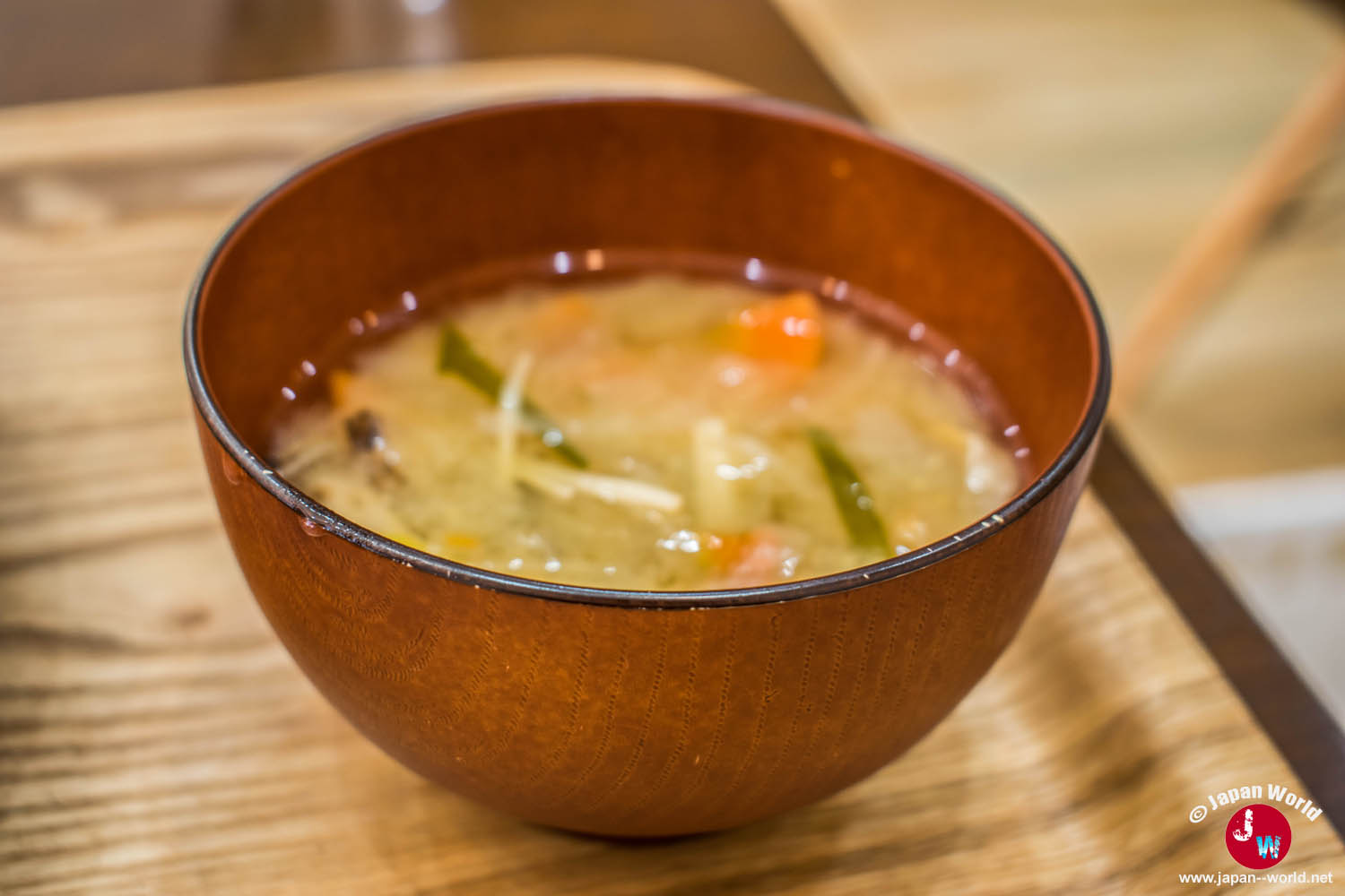 Bol de soupe aux légumes servi avec un menu du jour du RotaCafe