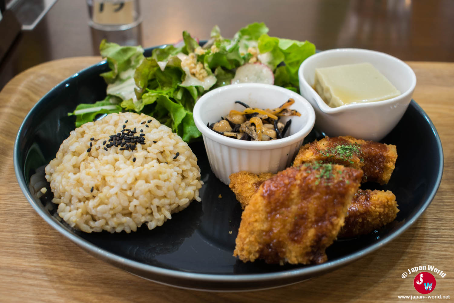Assiette végétarienne avec riz complet, salade, accompagnements et préparation panée au RotaCafe