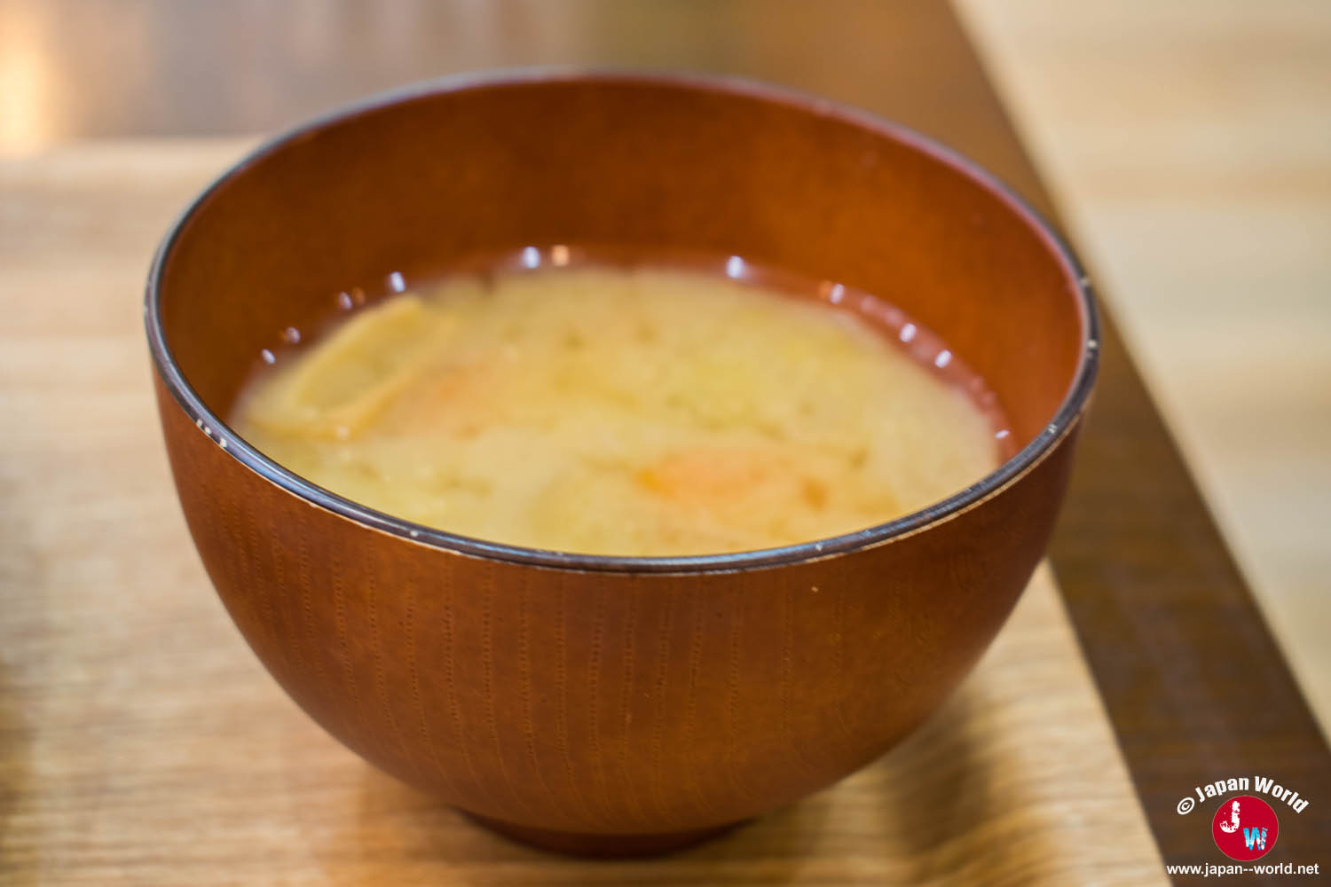 Bol de soupe servi en accompagnement d'un menu végétarien du RotaCafe