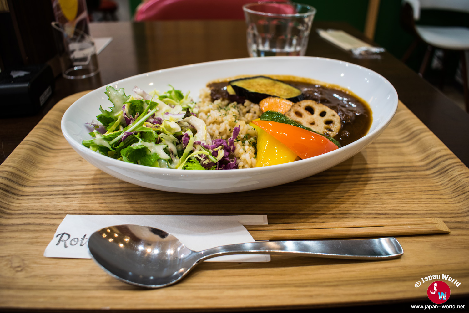Curry végétarien garni de légumes colorés et accompagné de riz complet au RotaCafe
