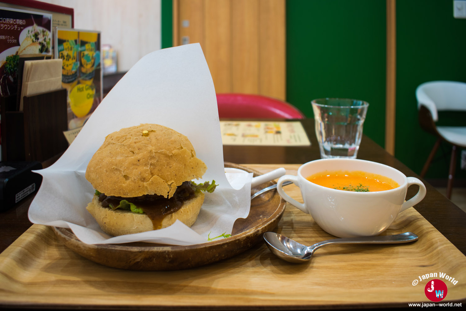 Burger végétarien accompagné d'un bol de soupe au RotaCafe de Fukuoka