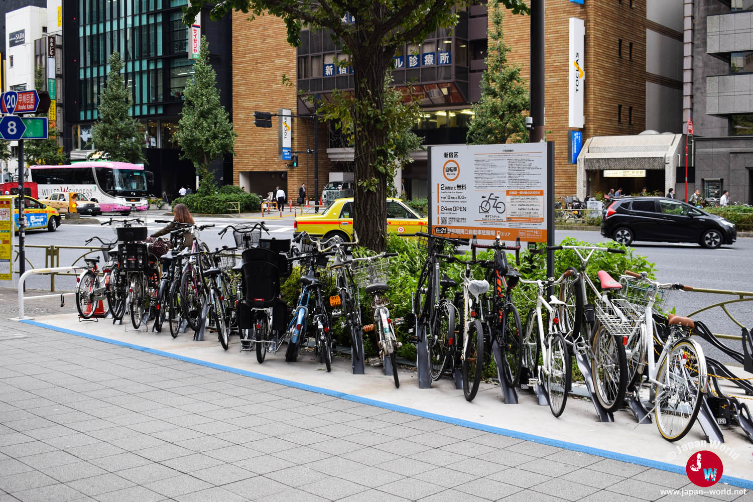 Vélos alignés dans un parking en bord de rue à Shinjuku, Tokyo