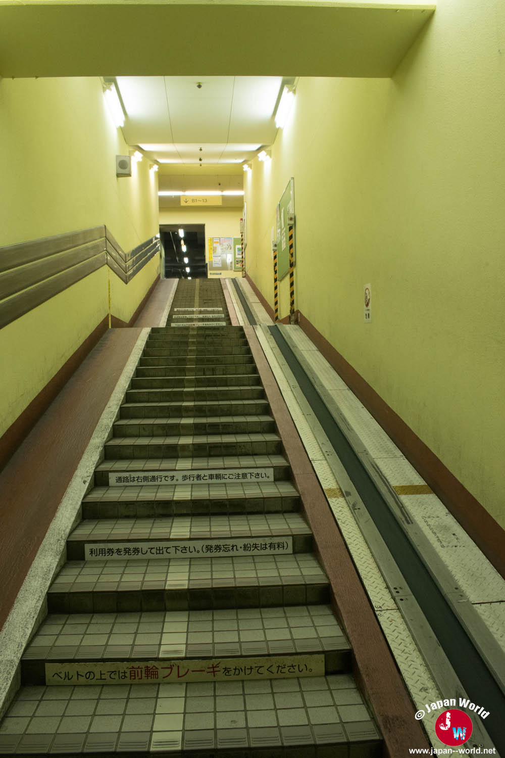 Escalier et rampe d’accès au parking souterrain pour vélos de Tenjin à Fukuoka