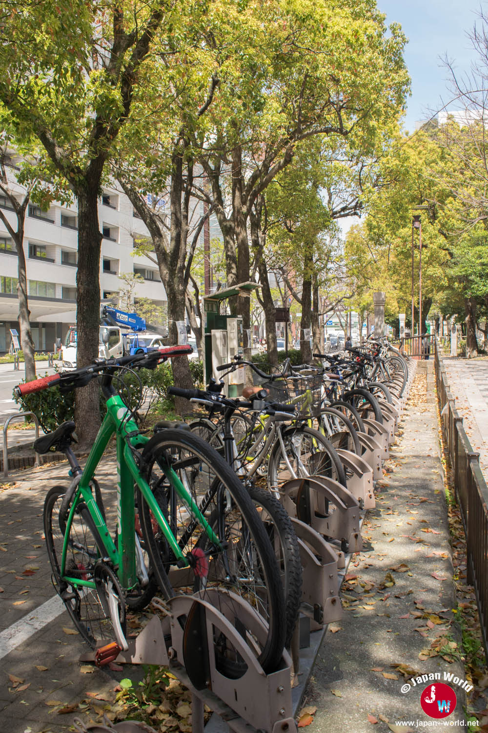 Vélos verrouillés dans les arceaux d’un parking en plein air à Fukuoka
