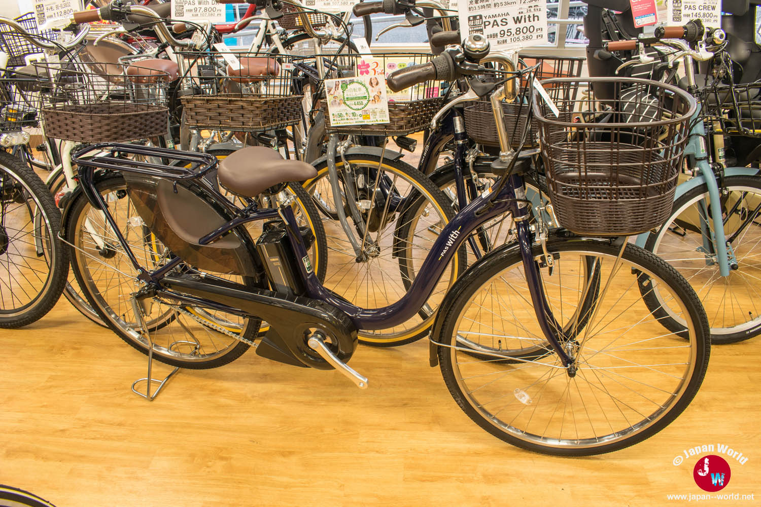 Vélo électrique de ville Yamaha PAS With exposé dans un magasin au Japon