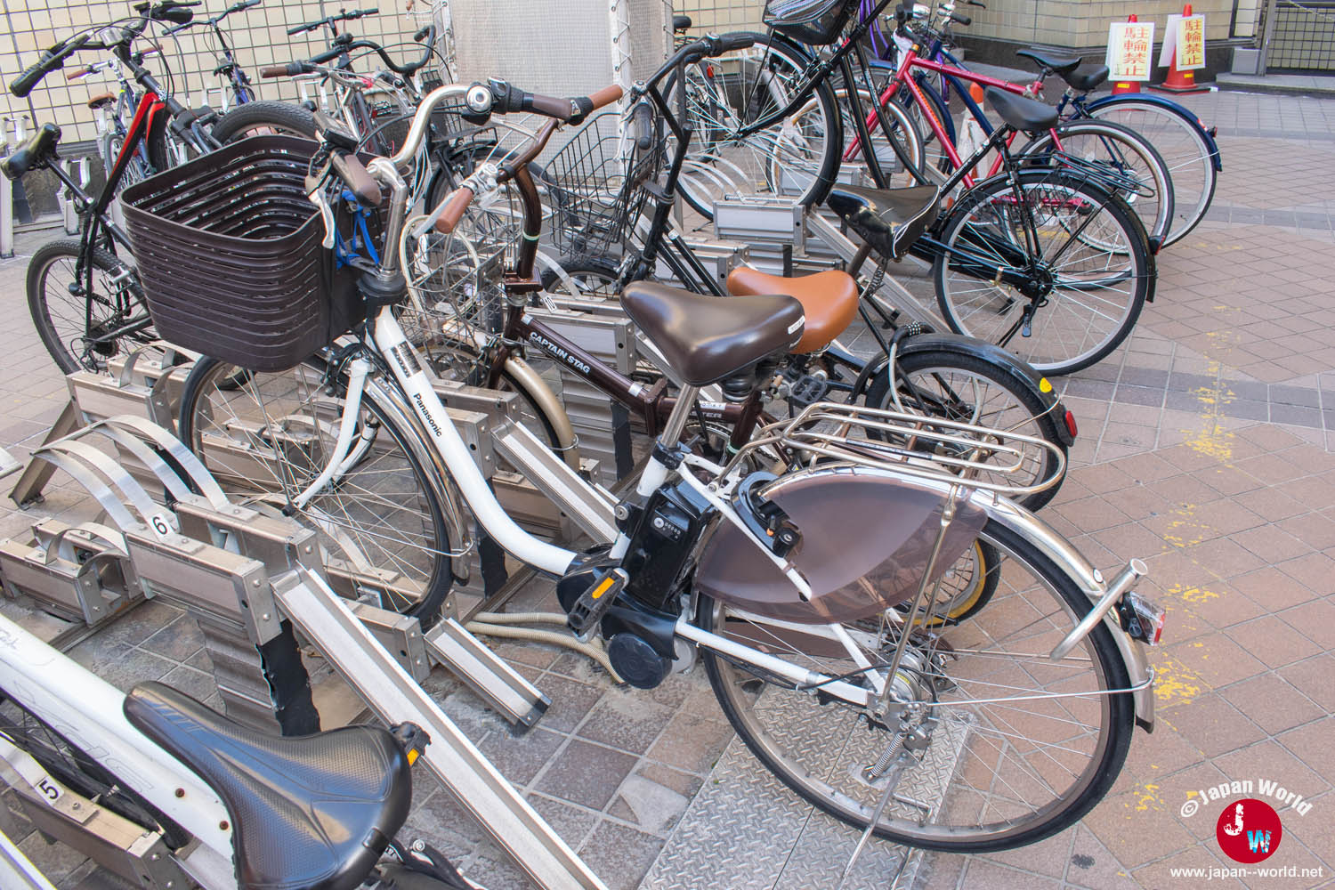 Vélo électrique Panasonic stationné dans un parking à vélos au Japon