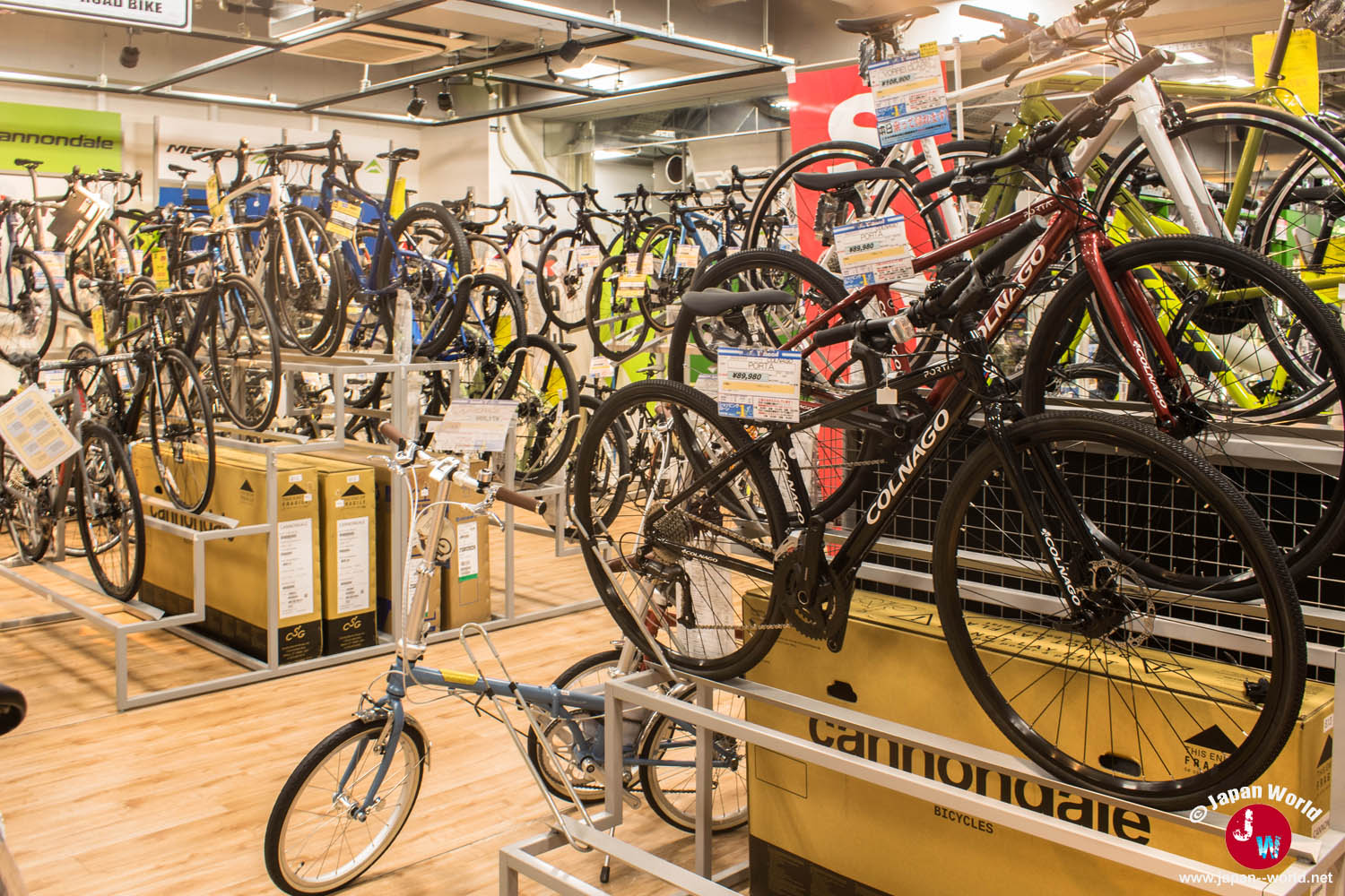 Vélos de route et VTT exposés dans le magasin Y’s Road à Fukuoka