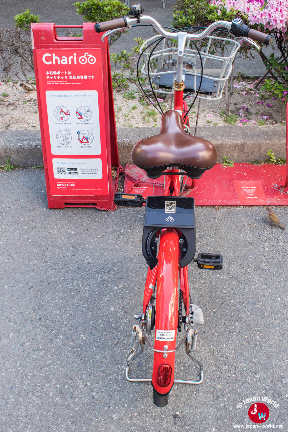 Vélo rouge du service de location Chari avec QR code à Fukuoka