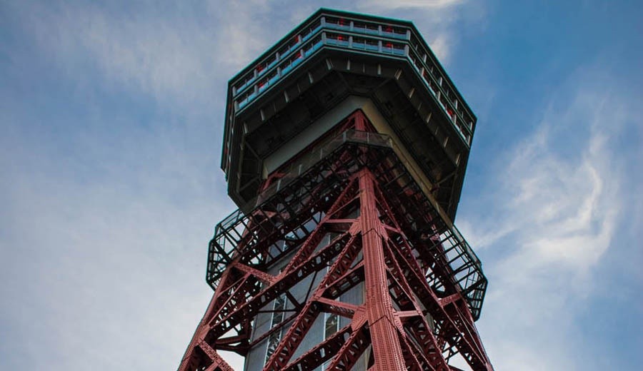 Hakata Port Tower face au port de Hakata à Fukuoka