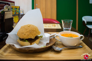 L'hamburger servi à la carte au RotaCafe de Fukuoka