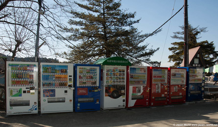 Alignement de distributeurs au Mont Takao