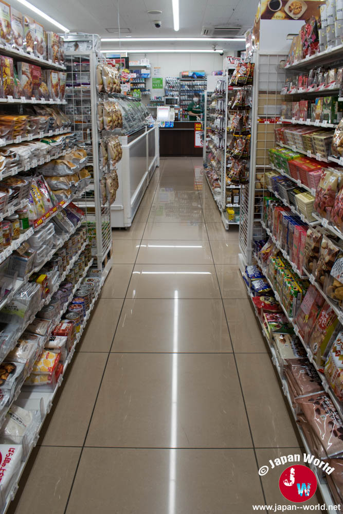 Allée d’un 7-Eleven bordée de produits alimentaires emballés