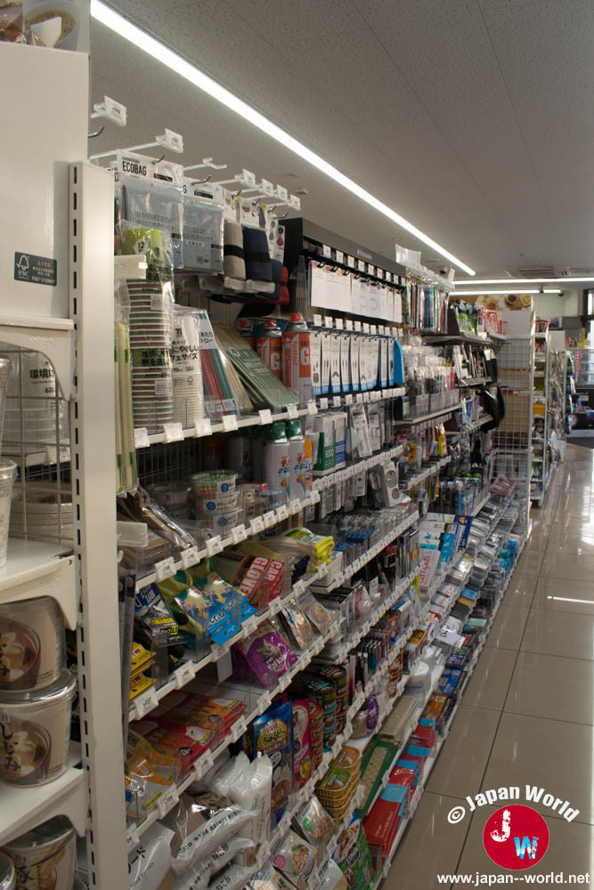 Rayon d’accessoires, de produits d’hygiène et d’articles du quotidien dans un 7-Eleven
