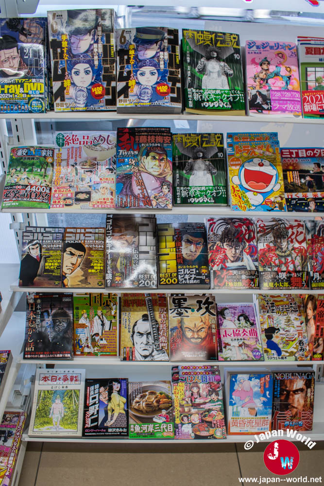 Présentoir de mangas et de magazines japonais dans un 7-Eleven
