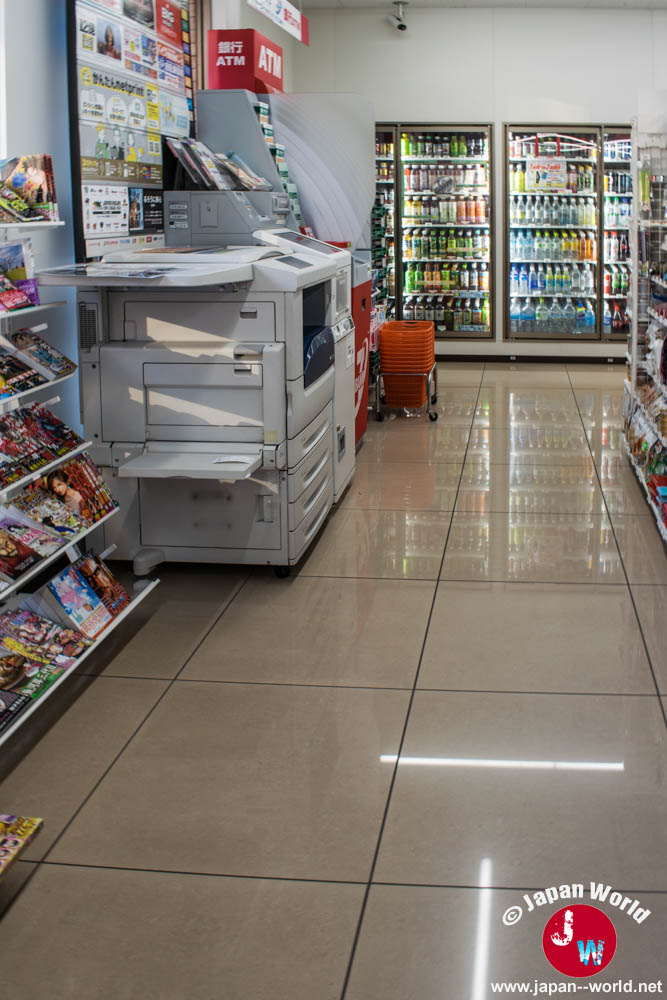 Photocopieuse et distributeur automatique installés dans un 7-Eleven