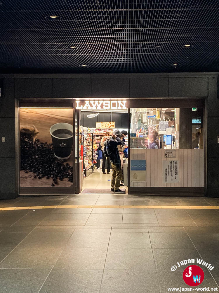 Entrée d’un Lawson aménagé dans une galerie marchande souterraine