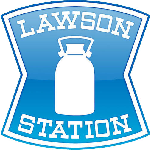 Logo bleu de Lawson Station avec son bidon de lait blanc