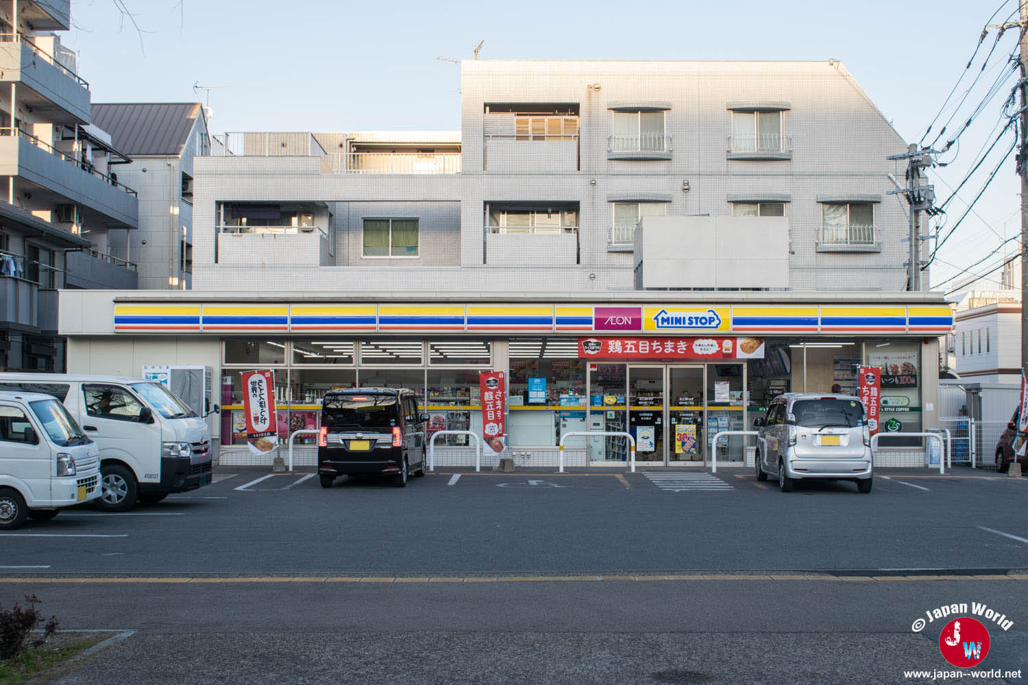 Façade d’un Ministop avec parking devant des immeubles résidentiels