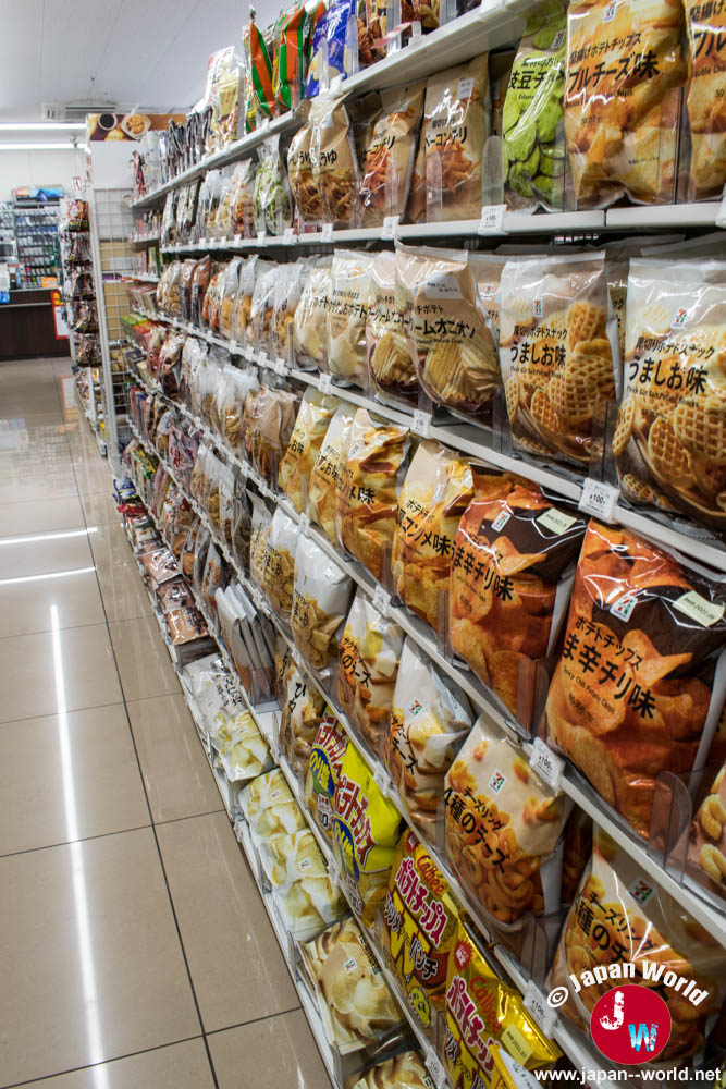 Rayon de chips et de snacks salés dans un 7-Eleven