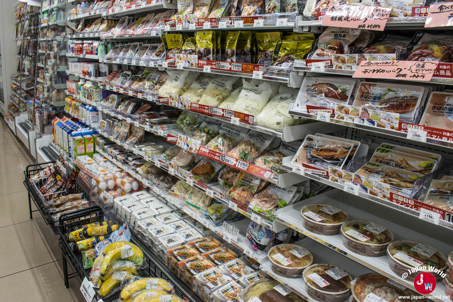 Rayon frais d’un 7-Eleven avec plats préparés, salades, œufs et boissons