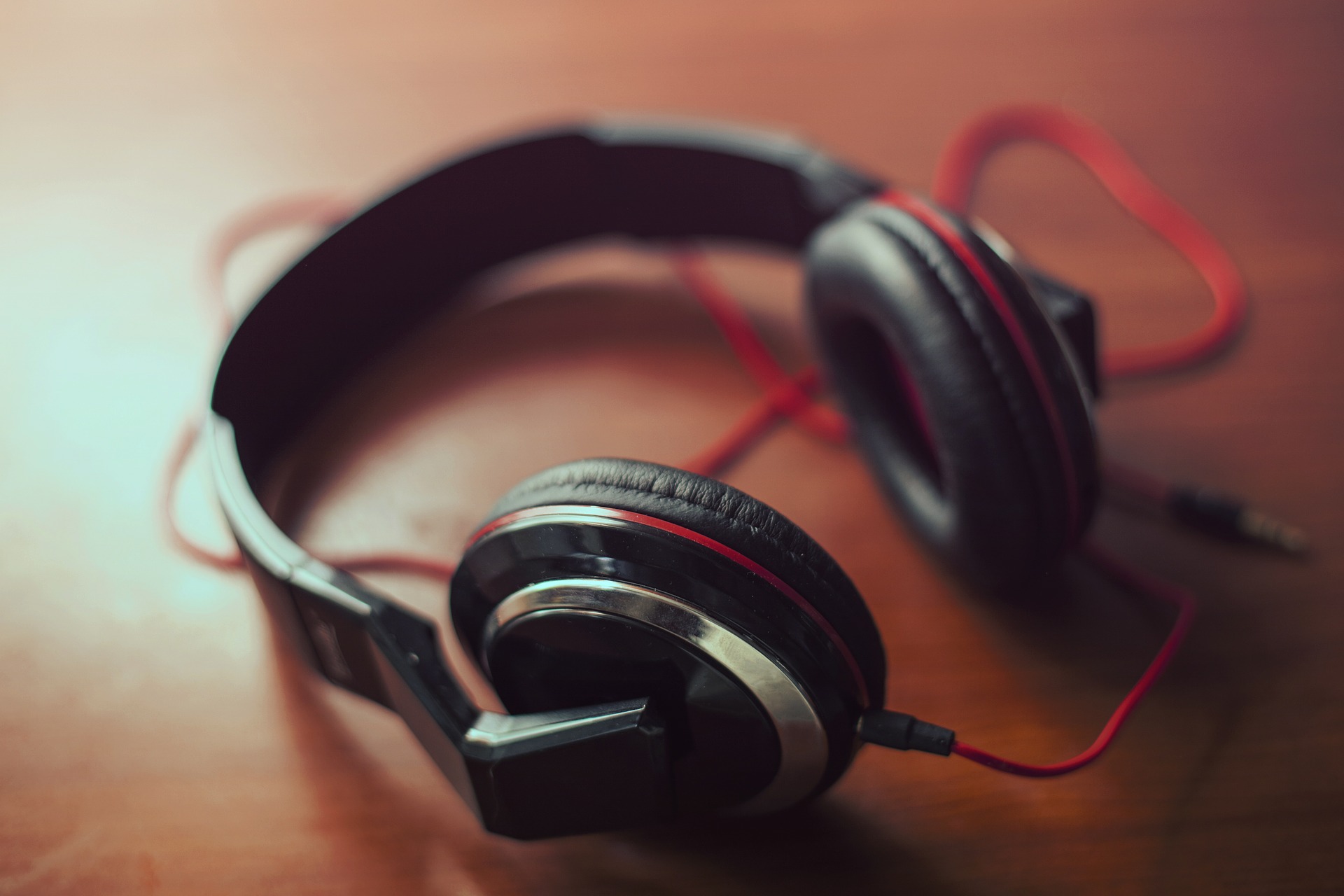 Casque audio posé sur une table