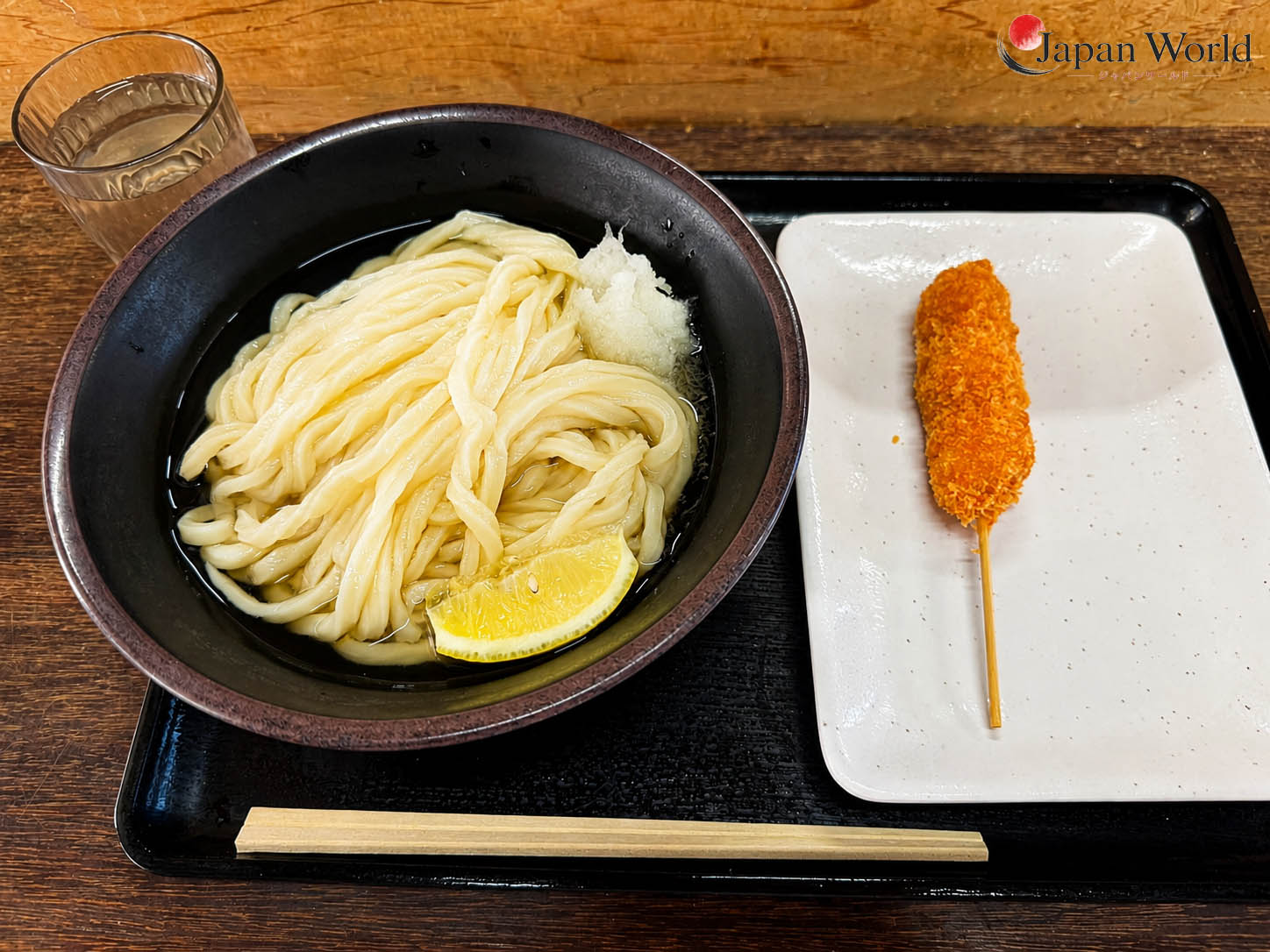 Un bol de udon froid avec un tempura,&nbsp;Bukkake Udon