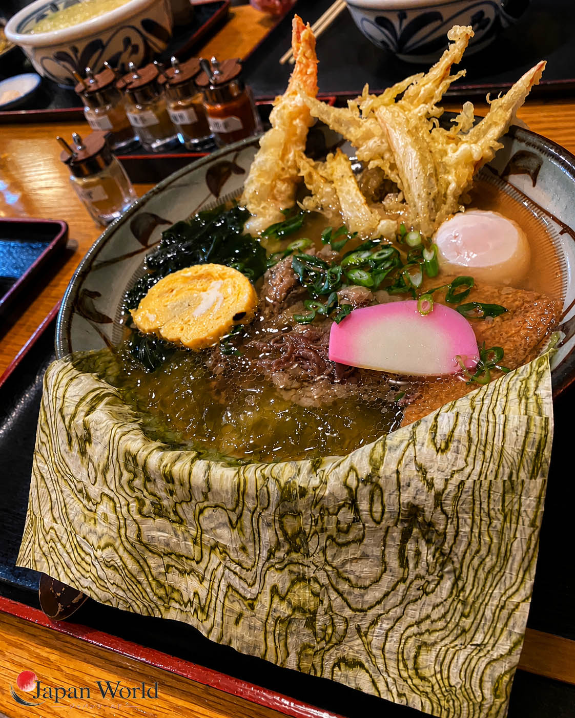 Un bol de udon chaud avec des garnitures