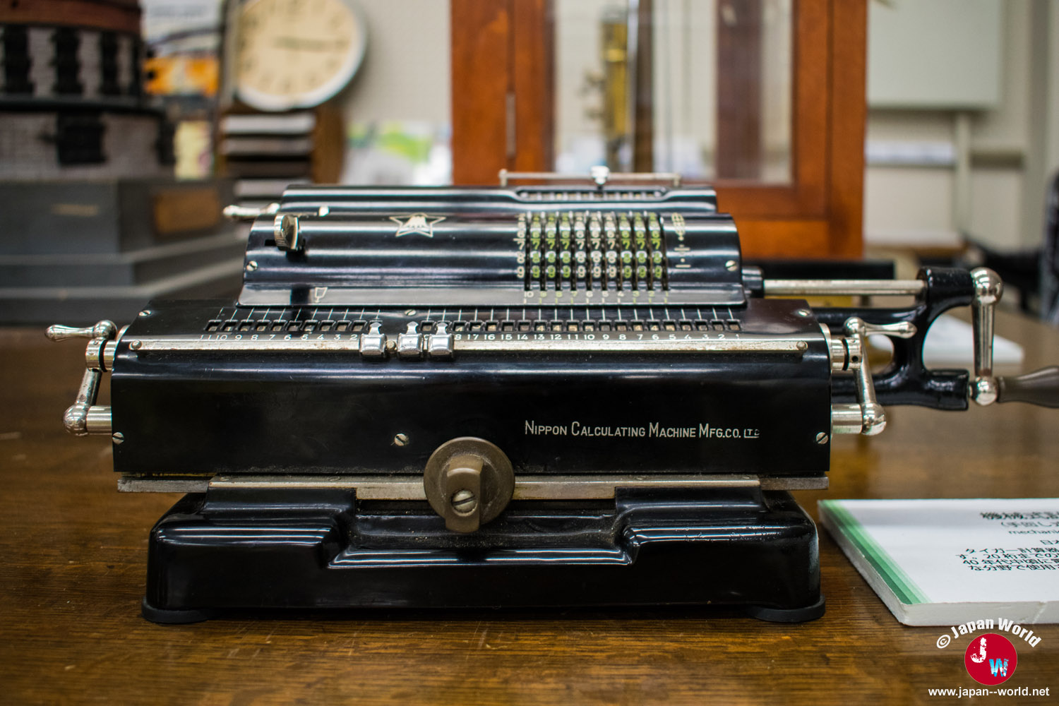 Ancienne machine à calculer mécanique Nippon Calculating Machine exposée dans le musée