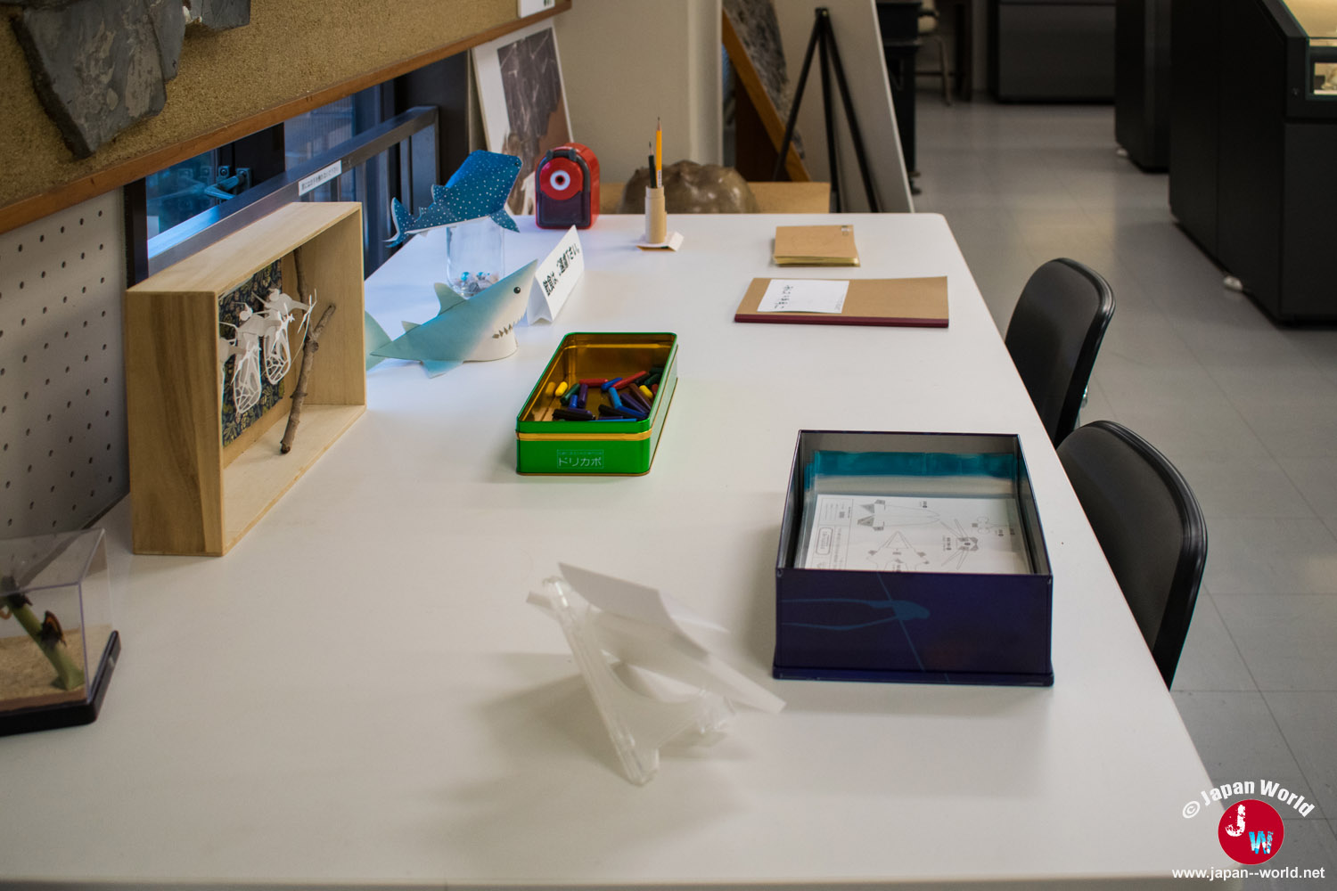 Table d'activités avec jeux et matériel pédagogique dans l'espace destiné aux enfants