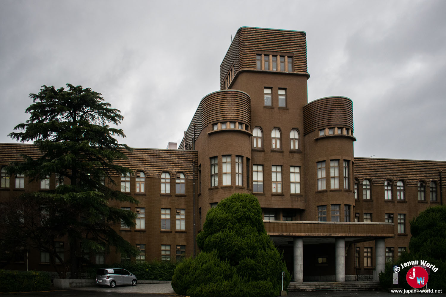 Façade principale du bâtiment historique en briques de l'université de Kyushu à Hakozaki