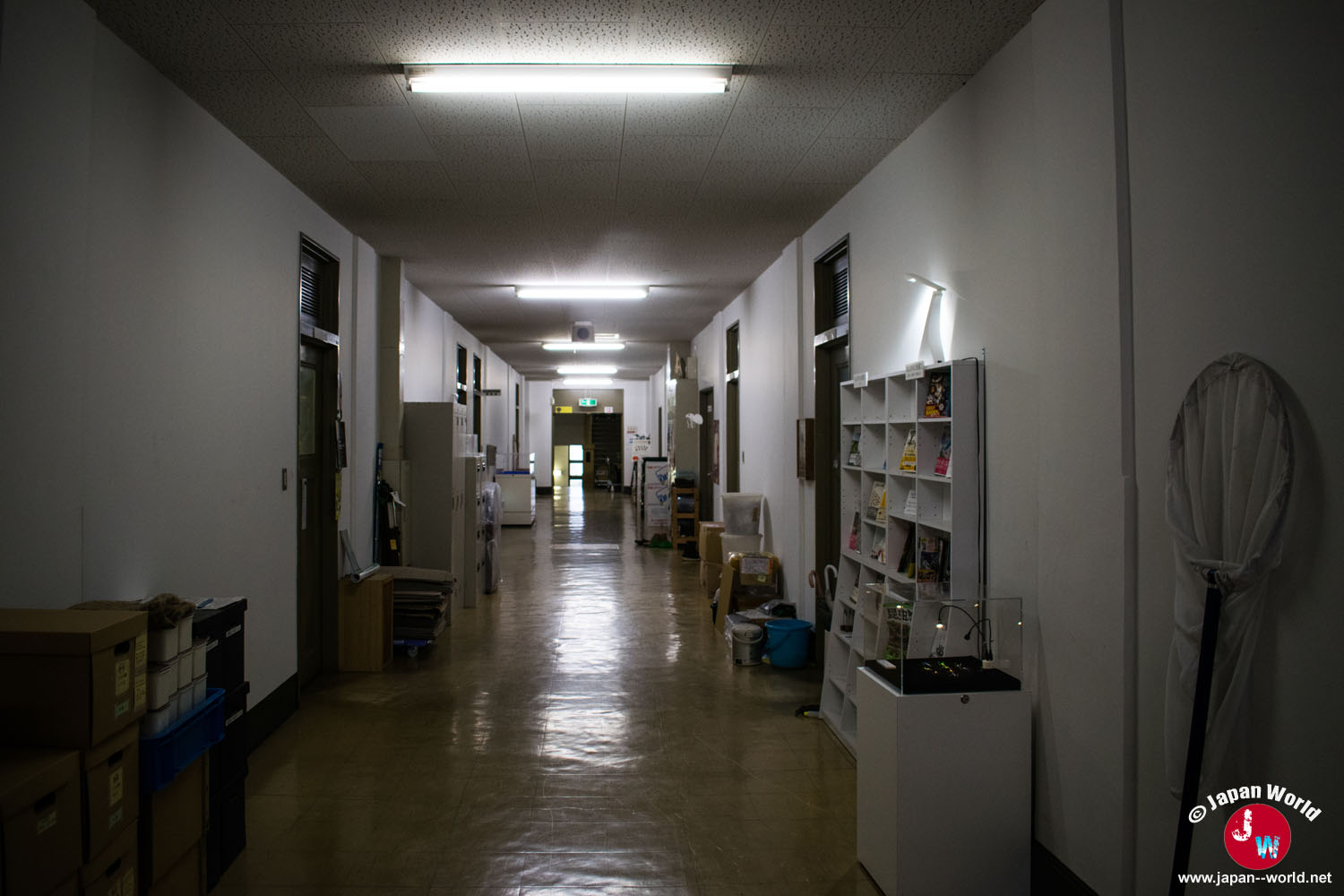Couloir du troisième étage de l'université de Kyushu menant vers le musée