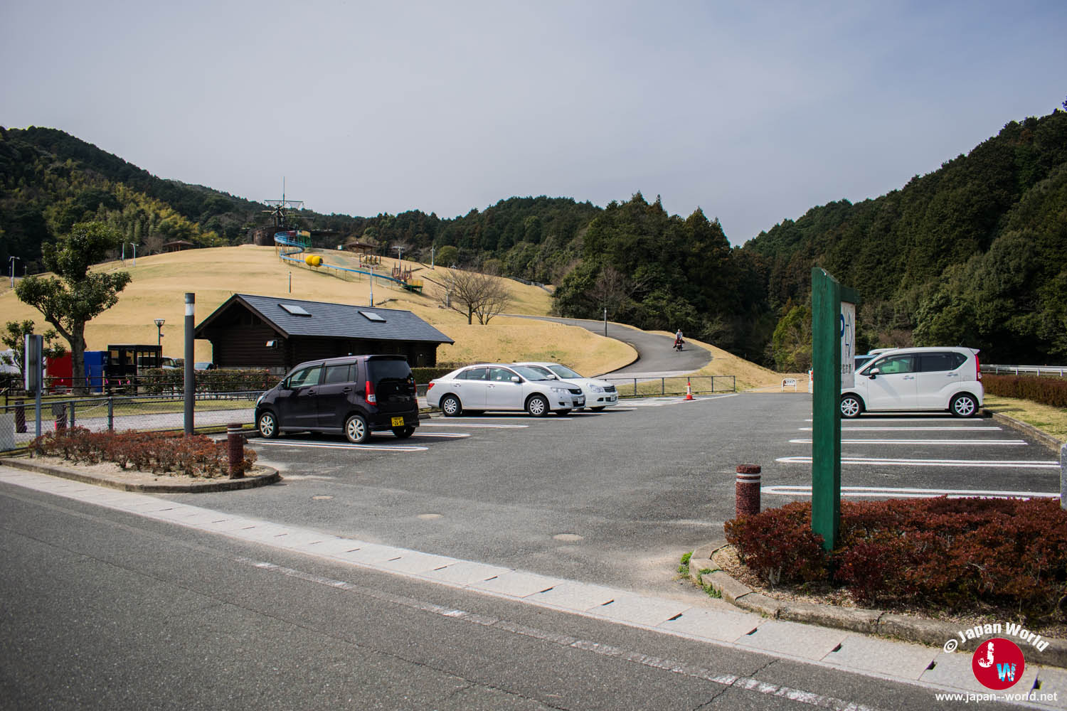 Parking et bâtiments près du lac Tempai à Fukuoka
