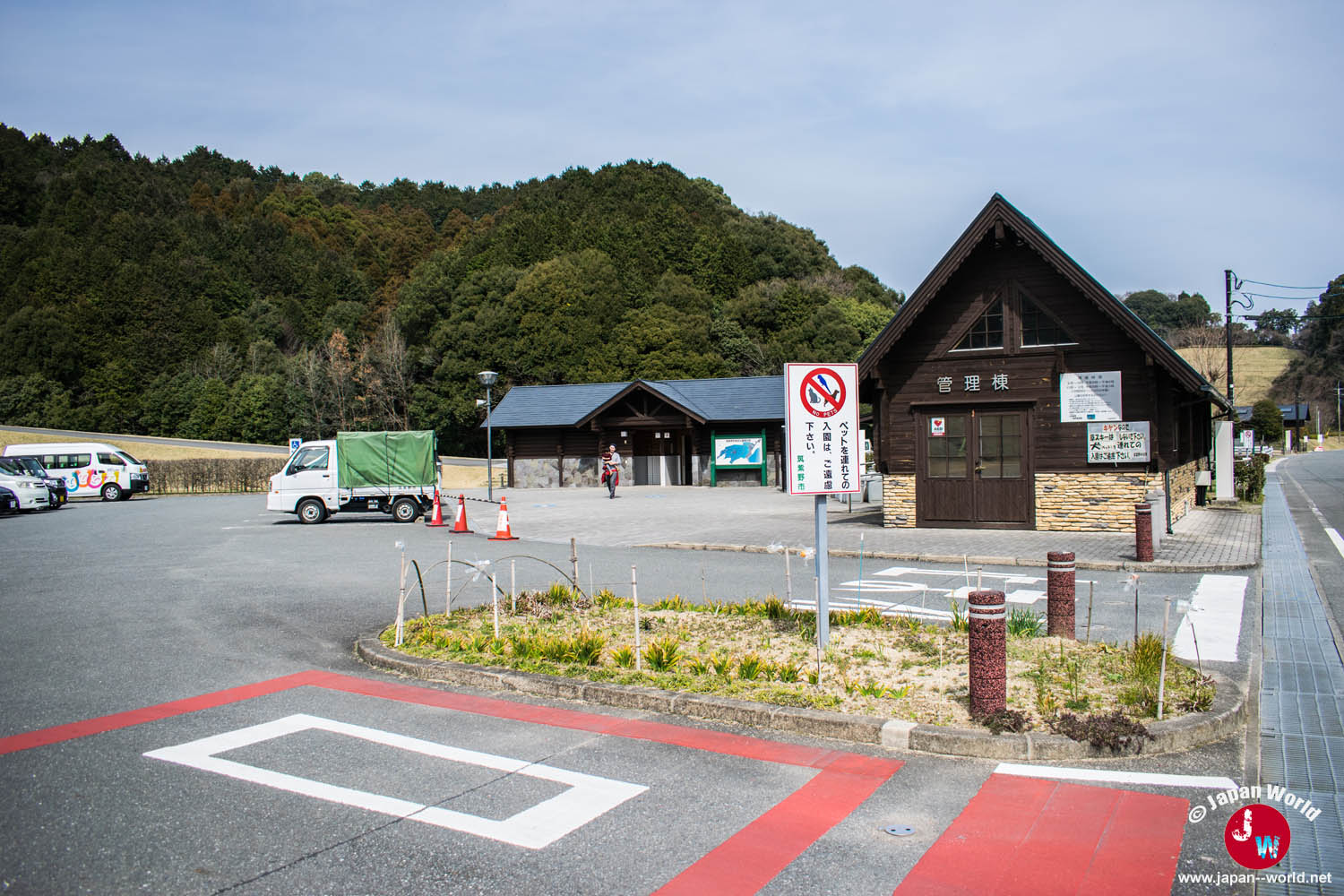 Bâtiment d'accueil et parking à proximité du lac Tempai
