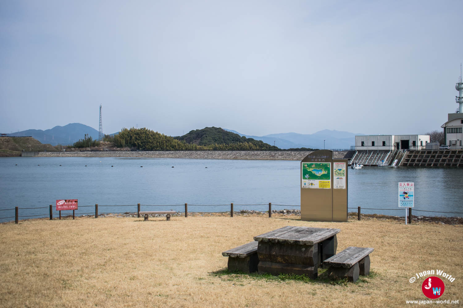Petit espace de repos aménagé au bord du lac Tempai