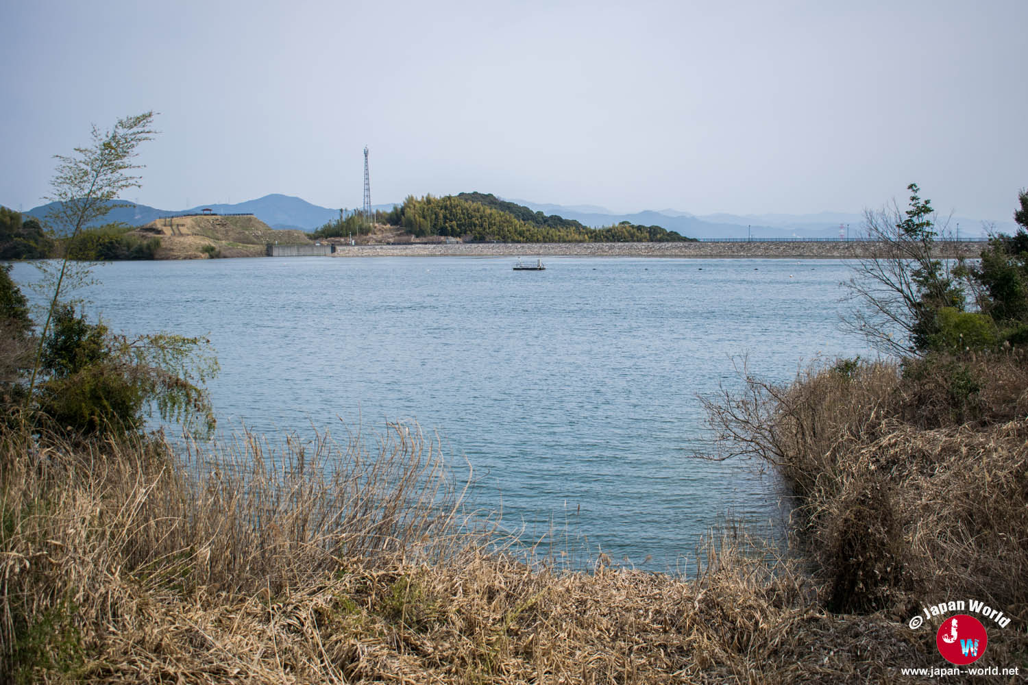 Panorama sur le lac Tempai et ses rives boisées