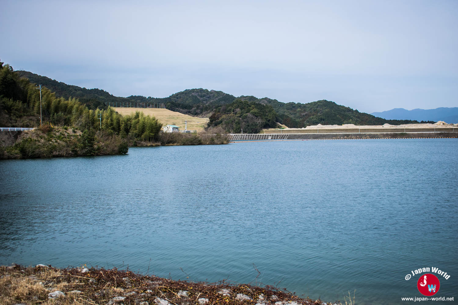 Étendue du lac Tempai entourée de collines à Fukuoka