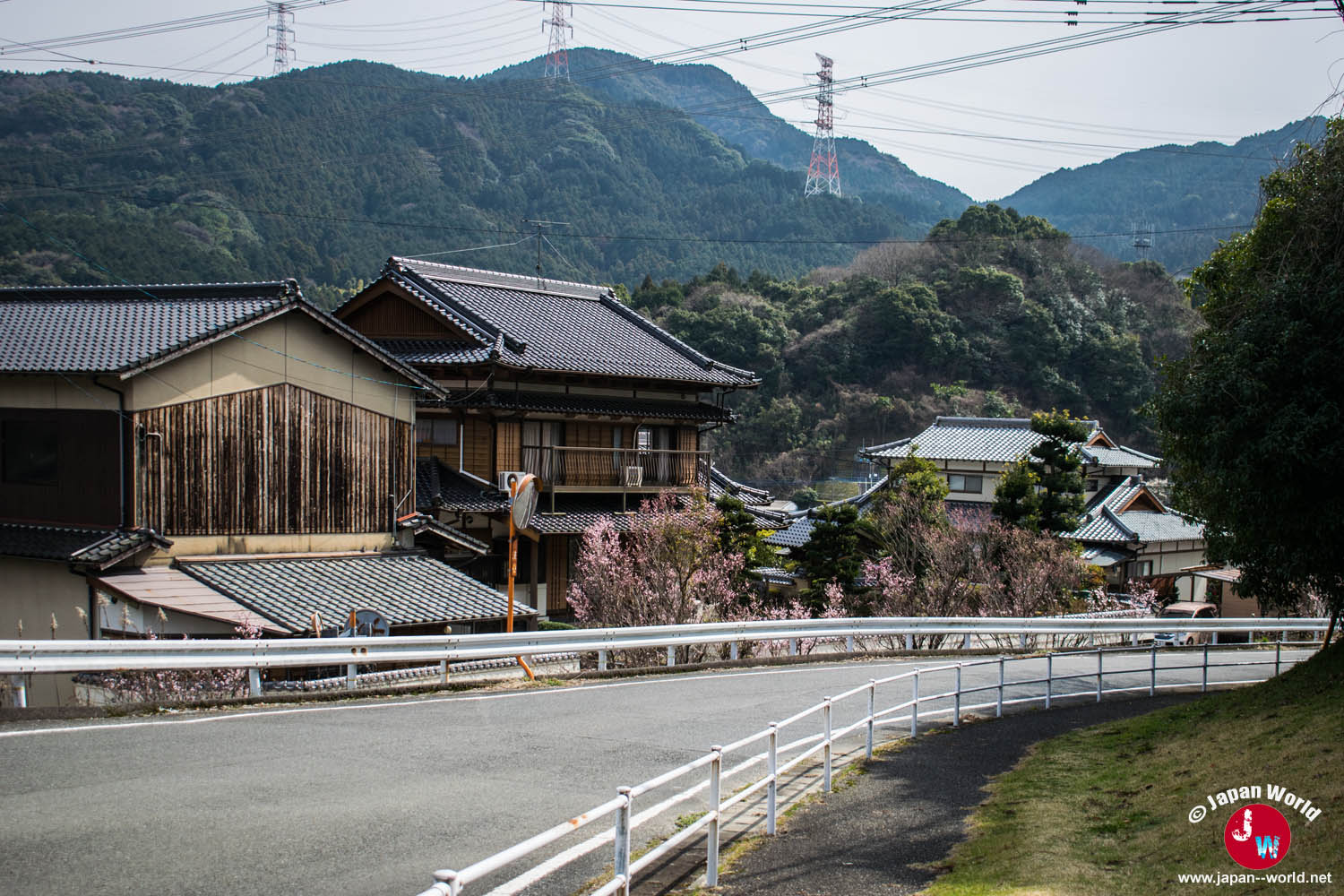 Maison traditionnelle dans le village de Yamaguchi près du lac Tempai