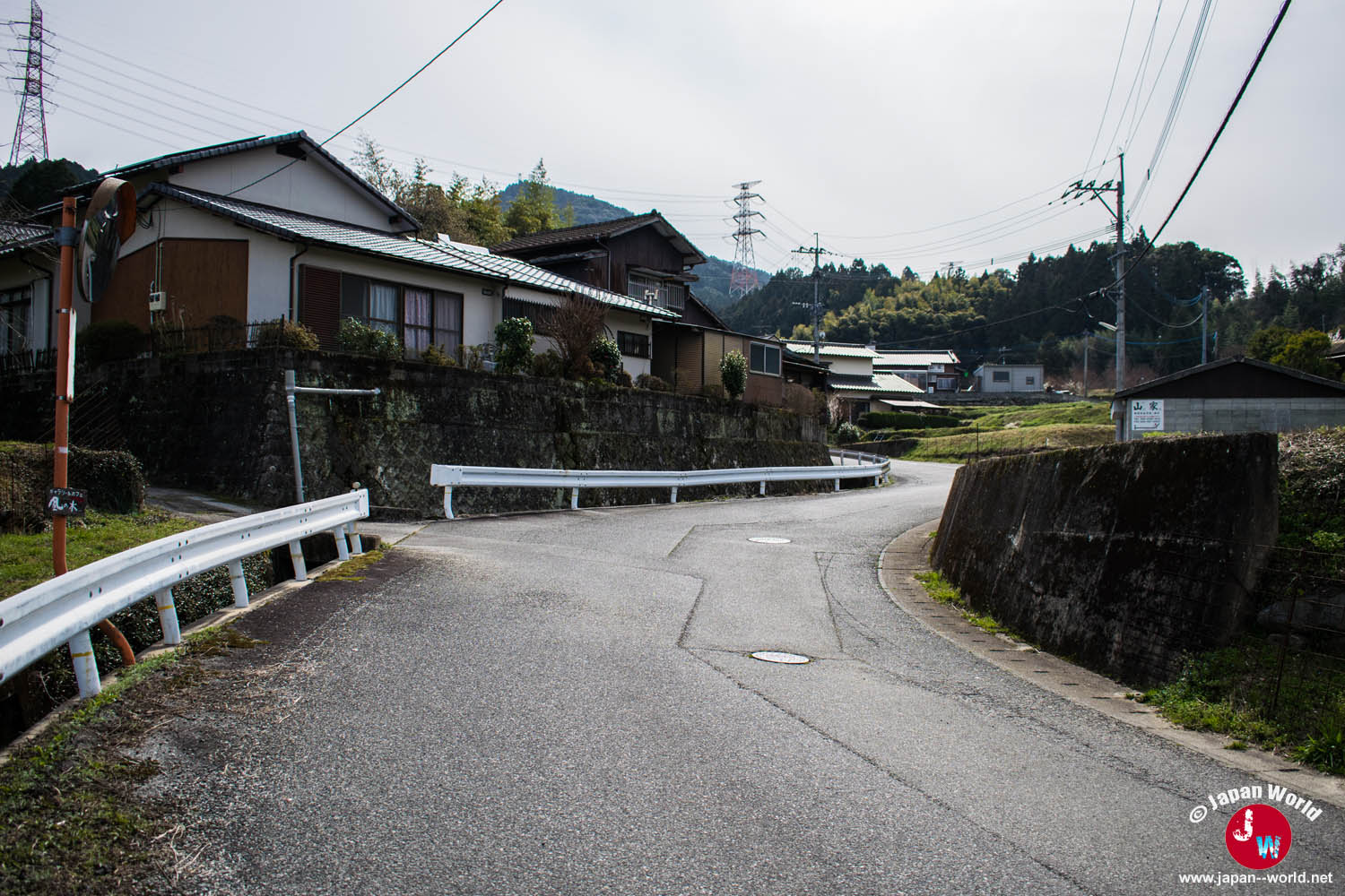 Route traversant le village rural de Yamaguchi à Fukuoka