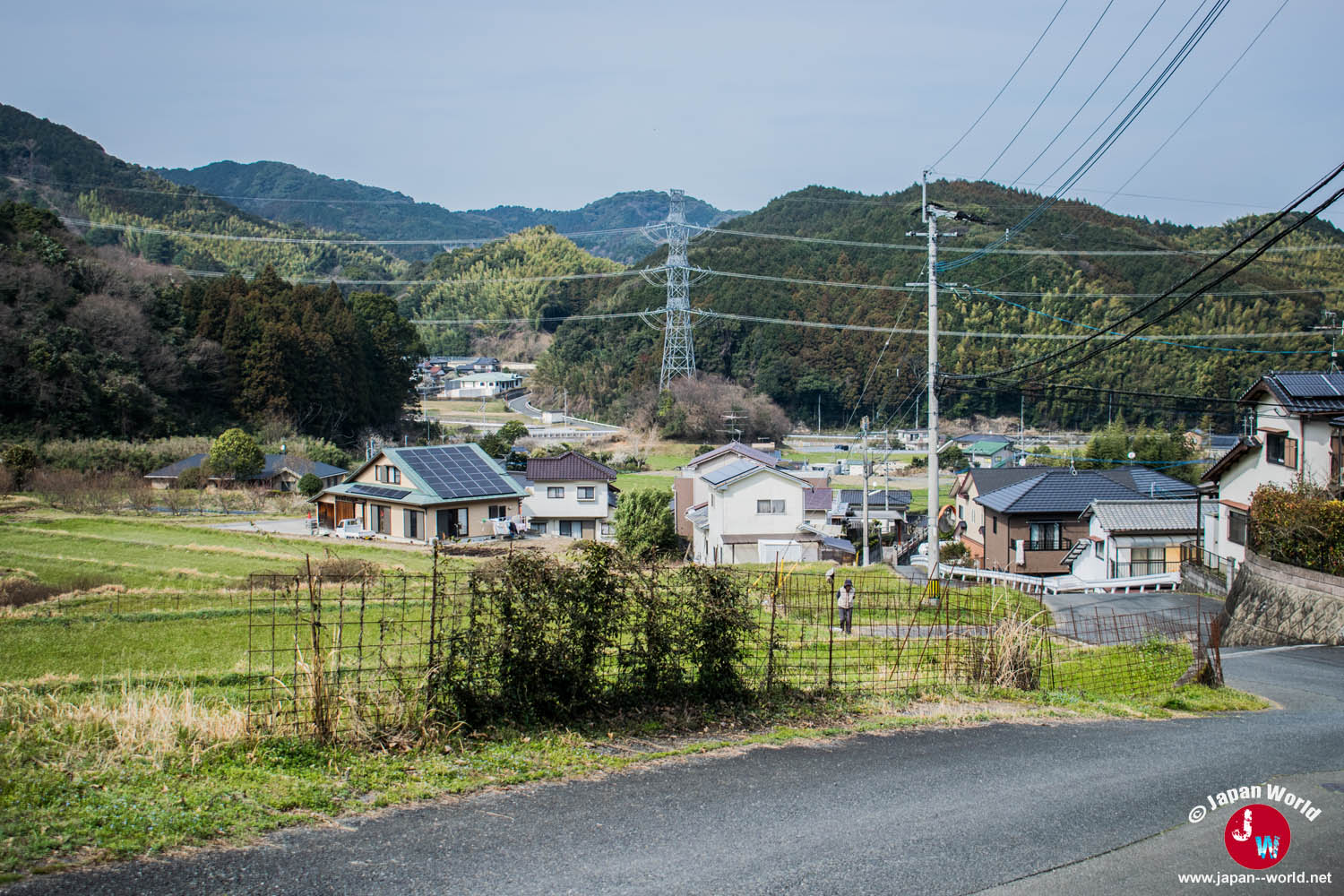 Vue sur les maisons et les champs du village de Yamaguchi