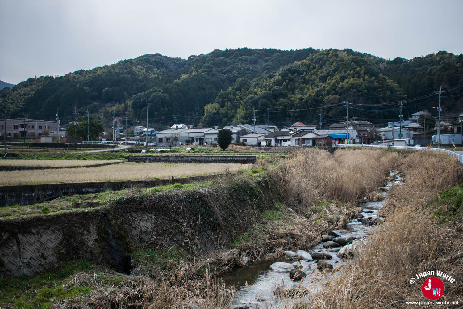 Rivière traversant la campagne de Yamaguchi près du lac Tempai