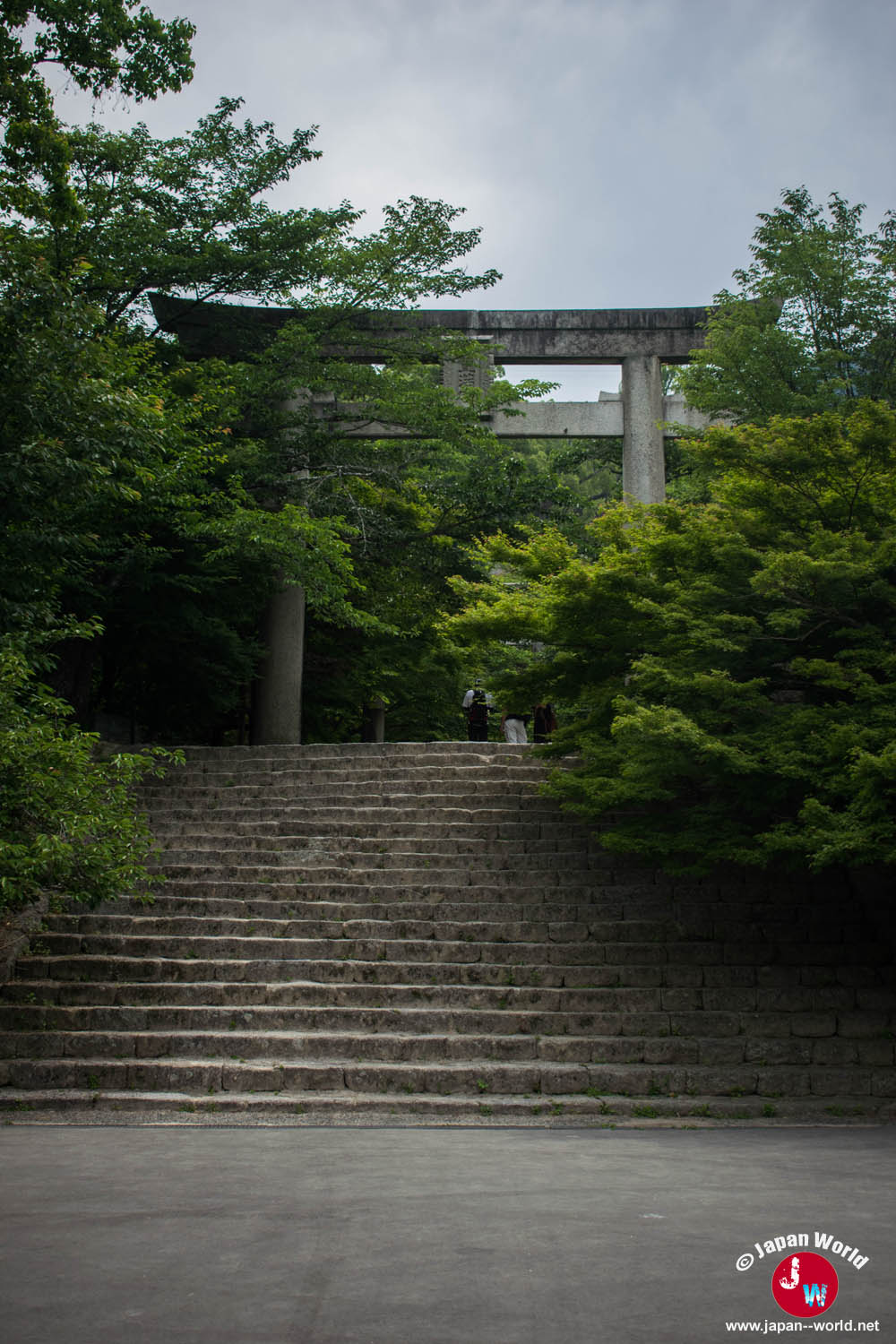 Escalier menant au torii du sanctuaire Kamado-jinja