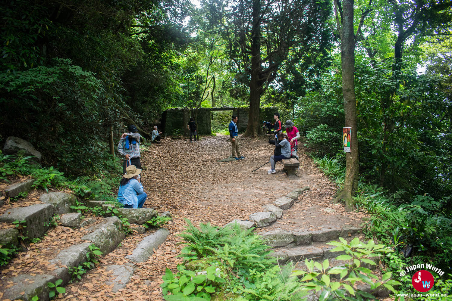 Espace de repos avec des bancs pendant la randonnée du mont Homan