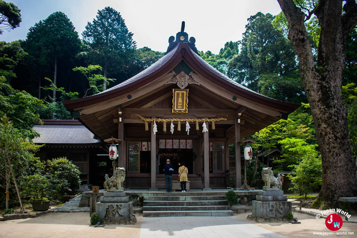 Bâtiment principal du sanctuaire Kamado-jinja à Dazaifu