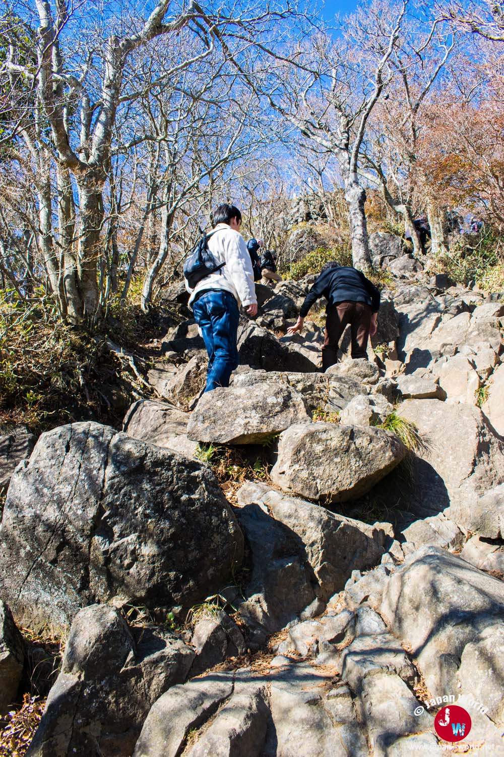 Sentier rocheux menant au sommet du pic Nantai