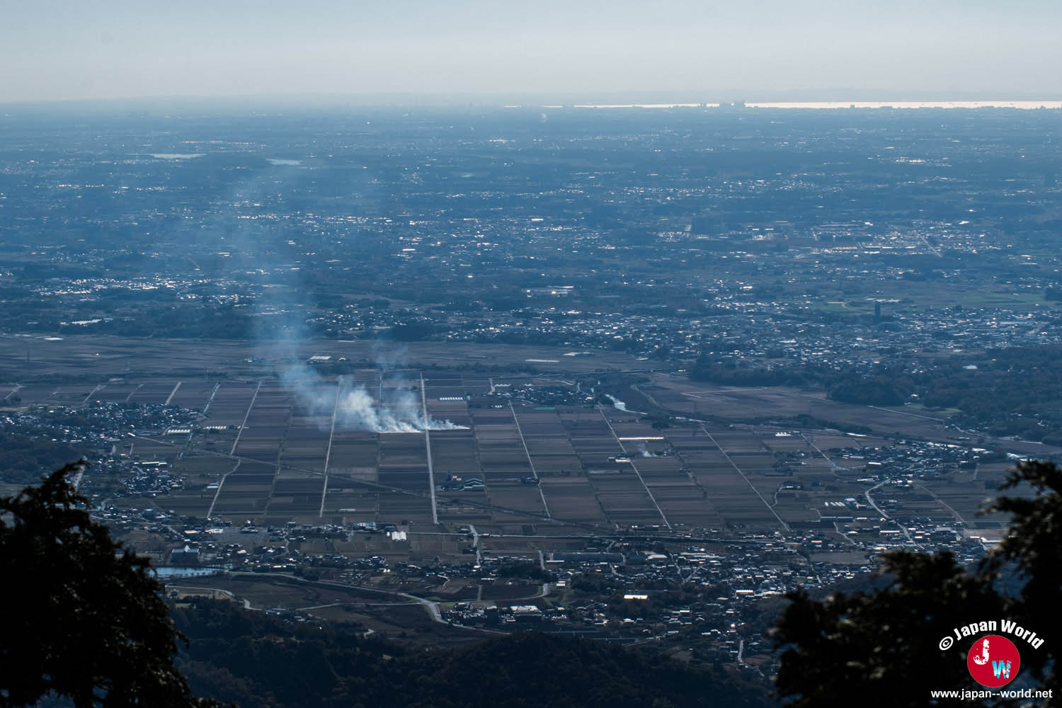 Panorama brumeux sur la plaine depuis le pic Nantai
