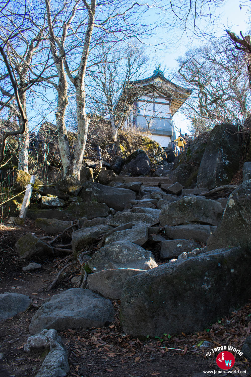 Sentier rocheux menant au pic Nyotai