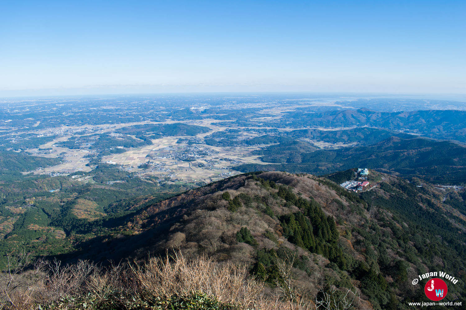 Panorama sur les montagnes et la plaine depuis le pic Nyotai
