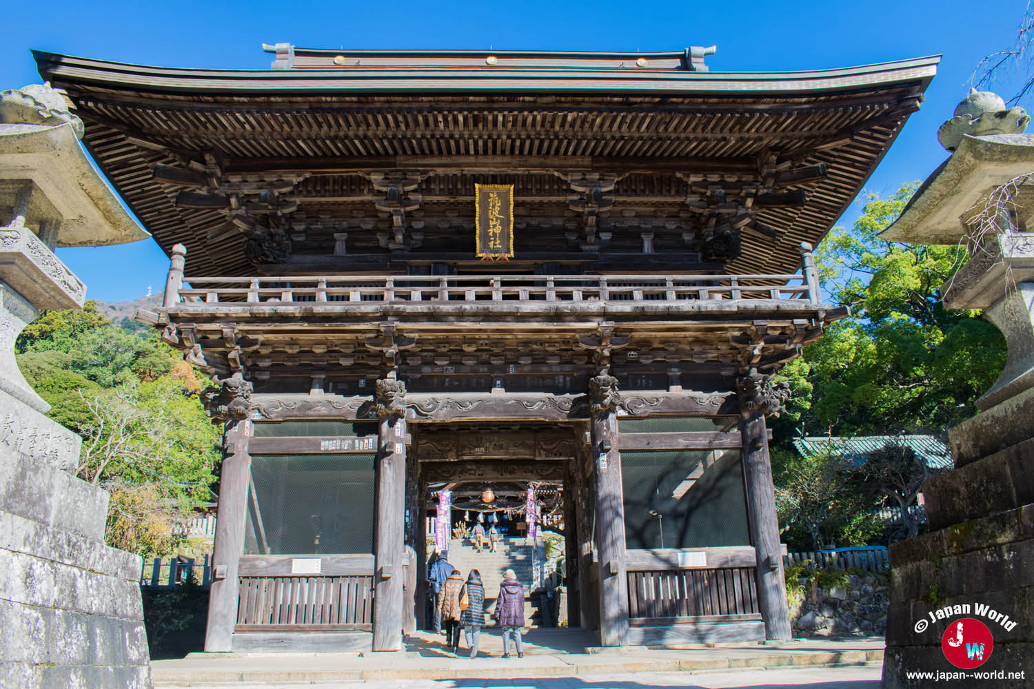 Grande porte en bois du sanctuaire du mont Tsukuba